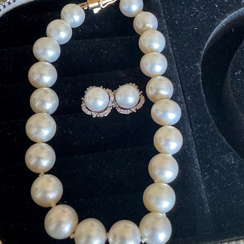 Elegant Pearl Necklace and Earring Set